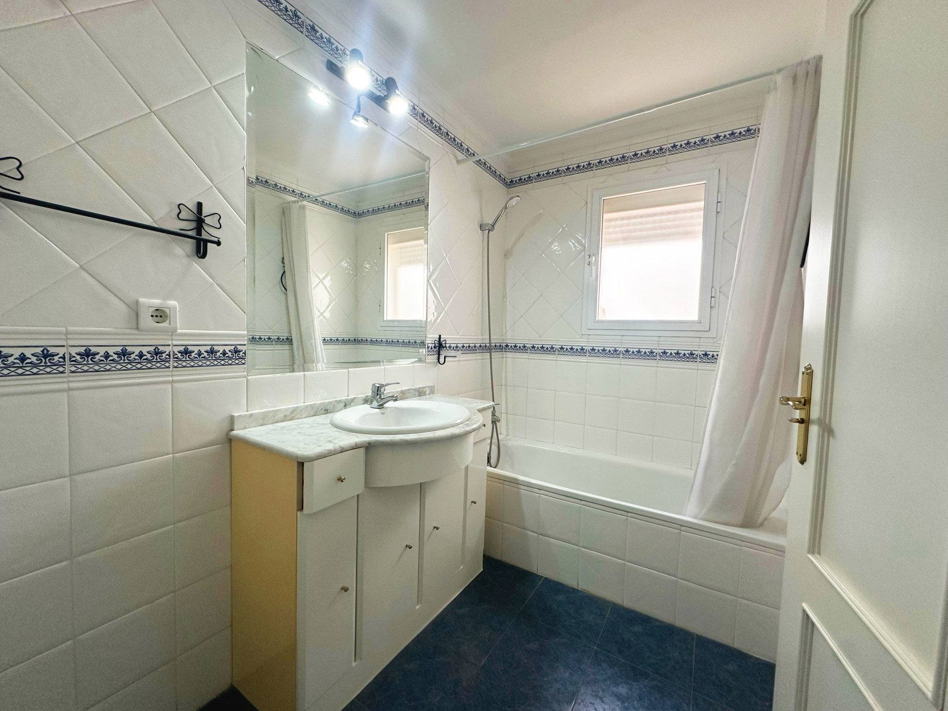 2 Bedroom Apartment in Estepona - Photo 11