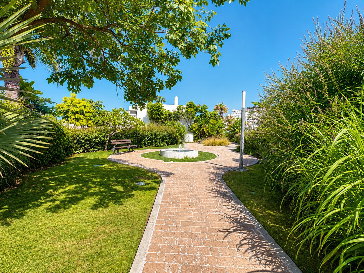 2 Bedroom Apartment in Estepona - Photo 28