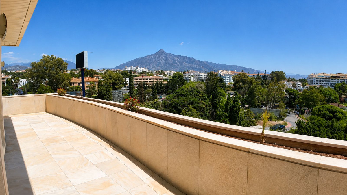 Piso de 4 dormitorios con piscina en Málaga – Foto 7