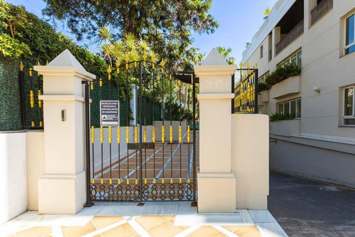 2 Bedroom Apartment in Marbella - Photo 22