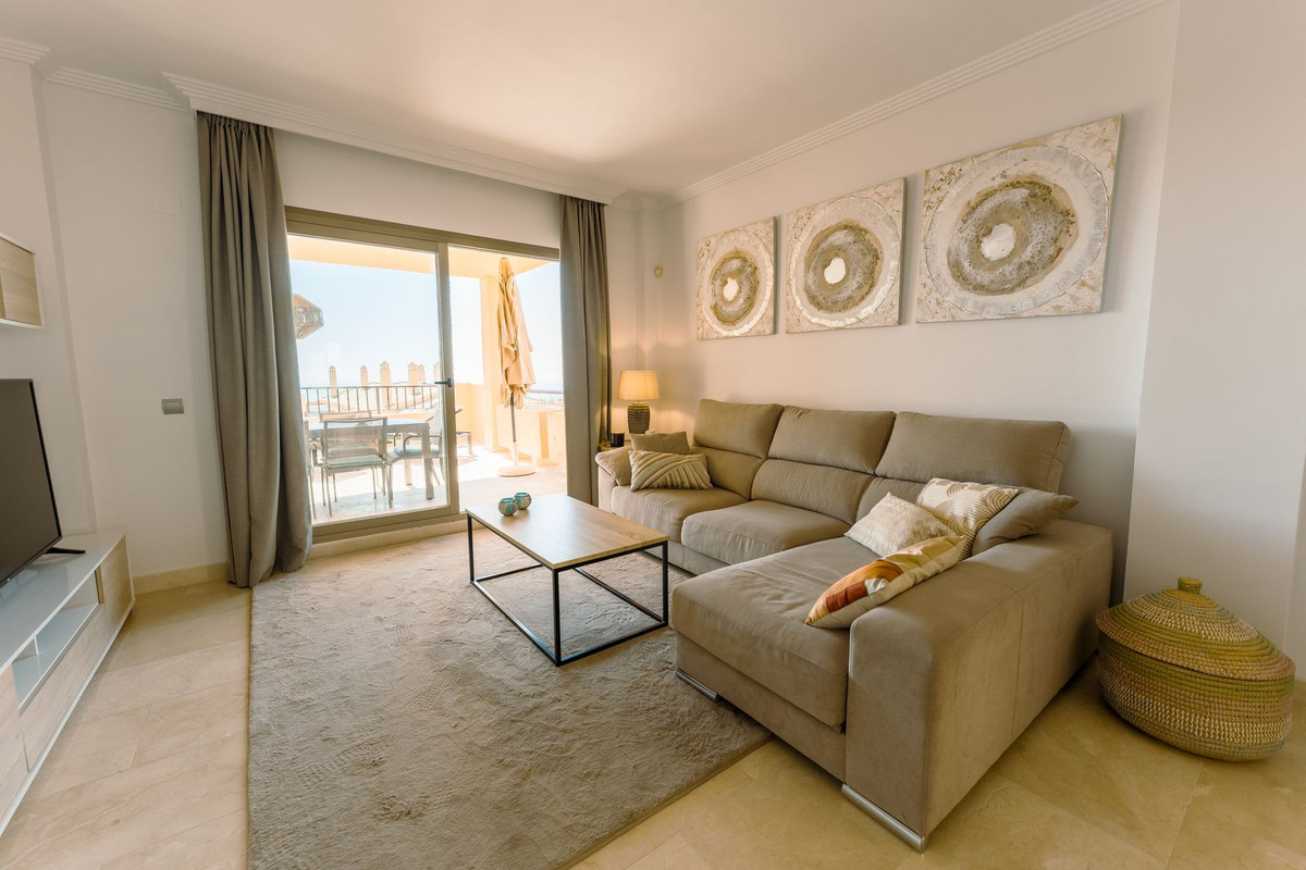 2 Bedroom Apartment in Estepona - Photo 2