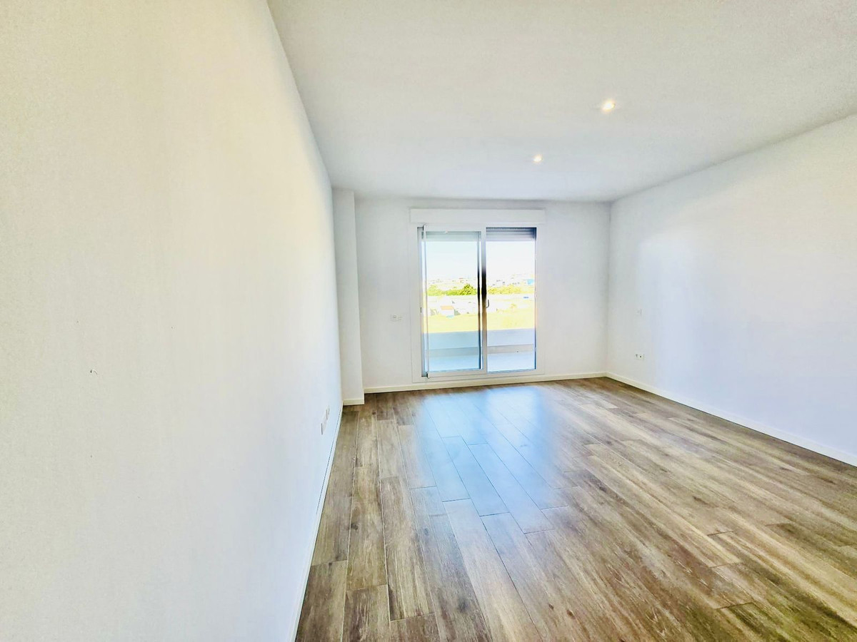 3 Bedroom Apartment in Marbella - Photo 3