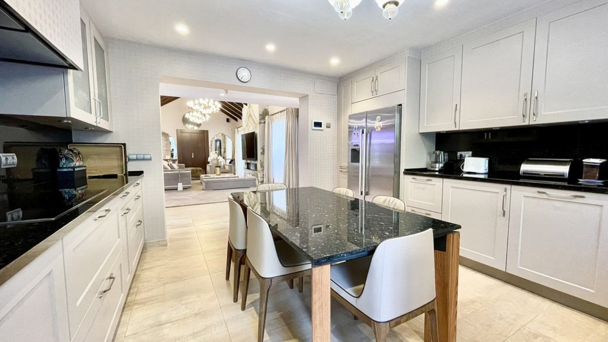 4 Bedroom Villa in Marbella - Photo 28