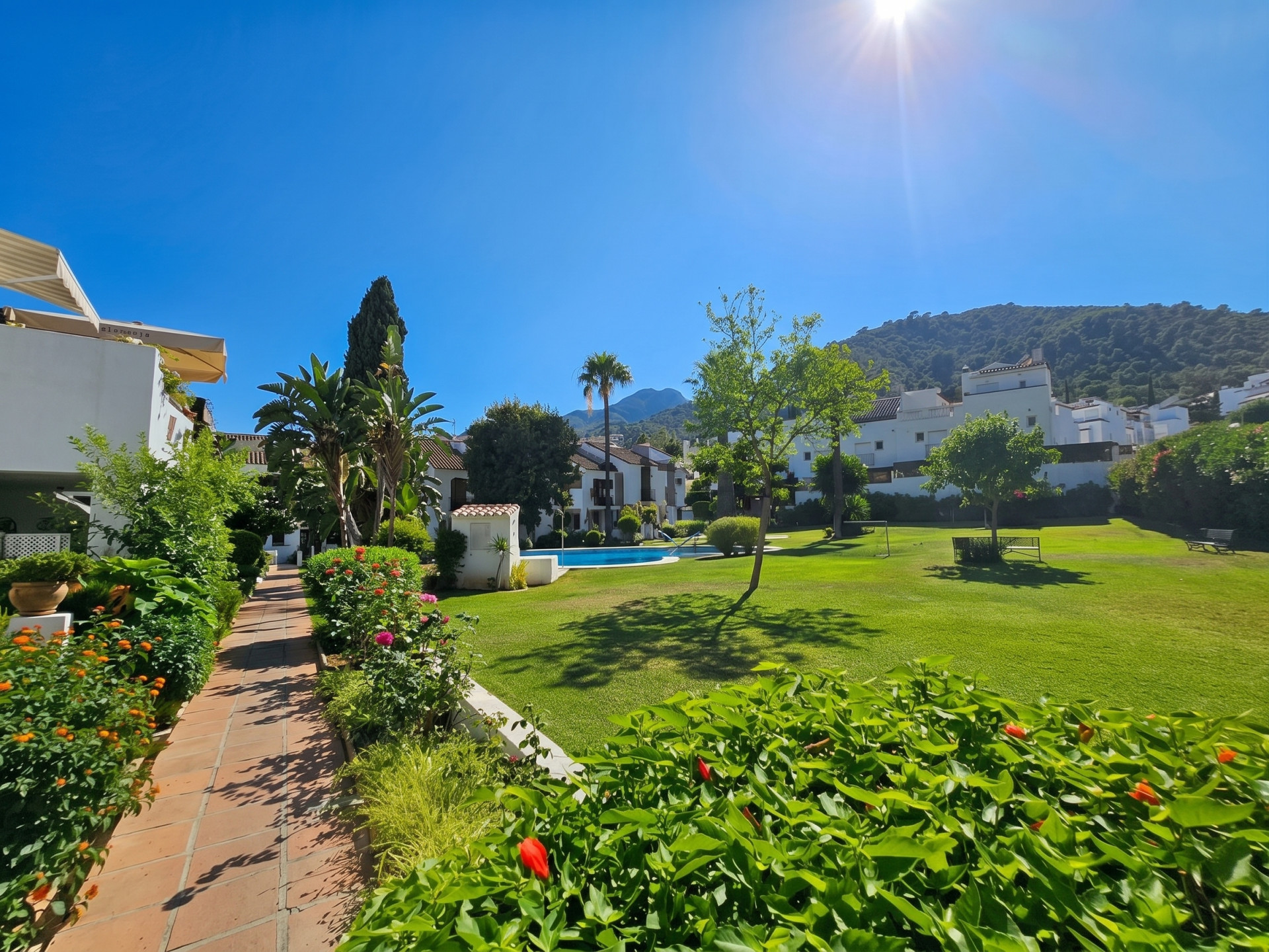 3 Bedroom Townhouse in Benahavís - Photo 2