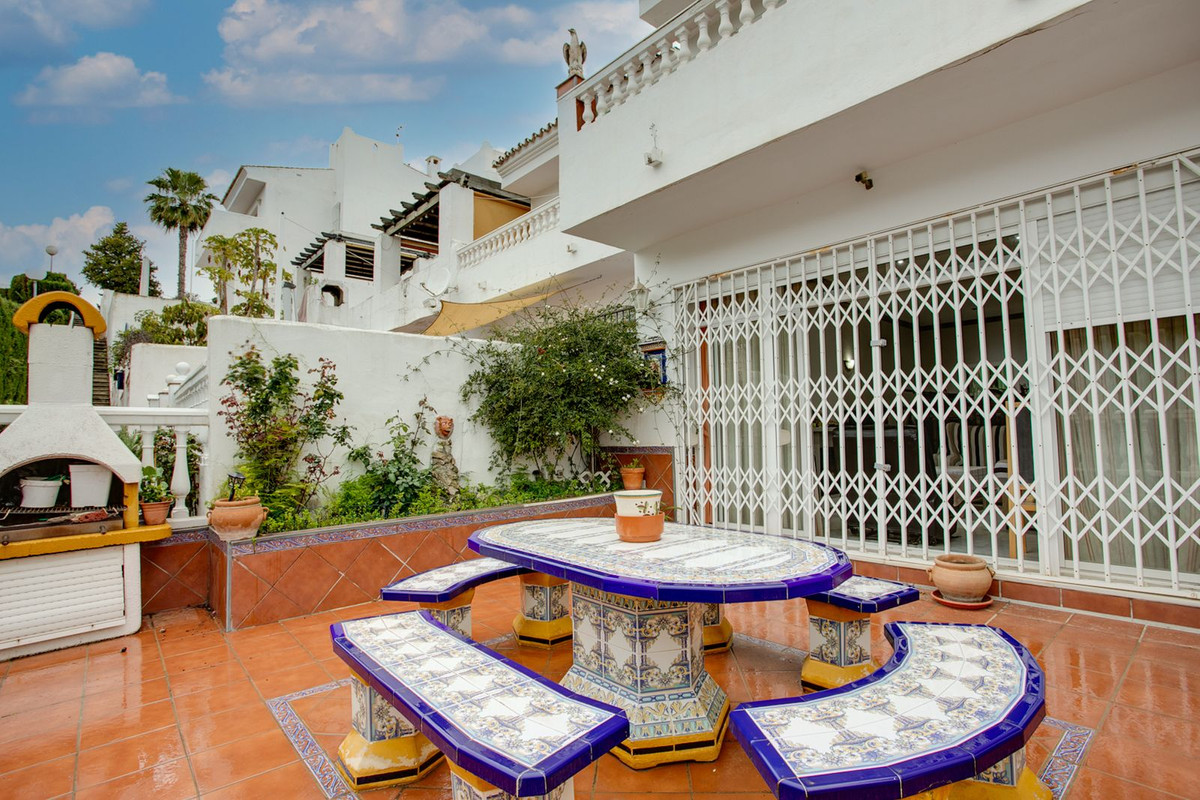 3 Bedroom Townhouse in Estepona - Photo 2