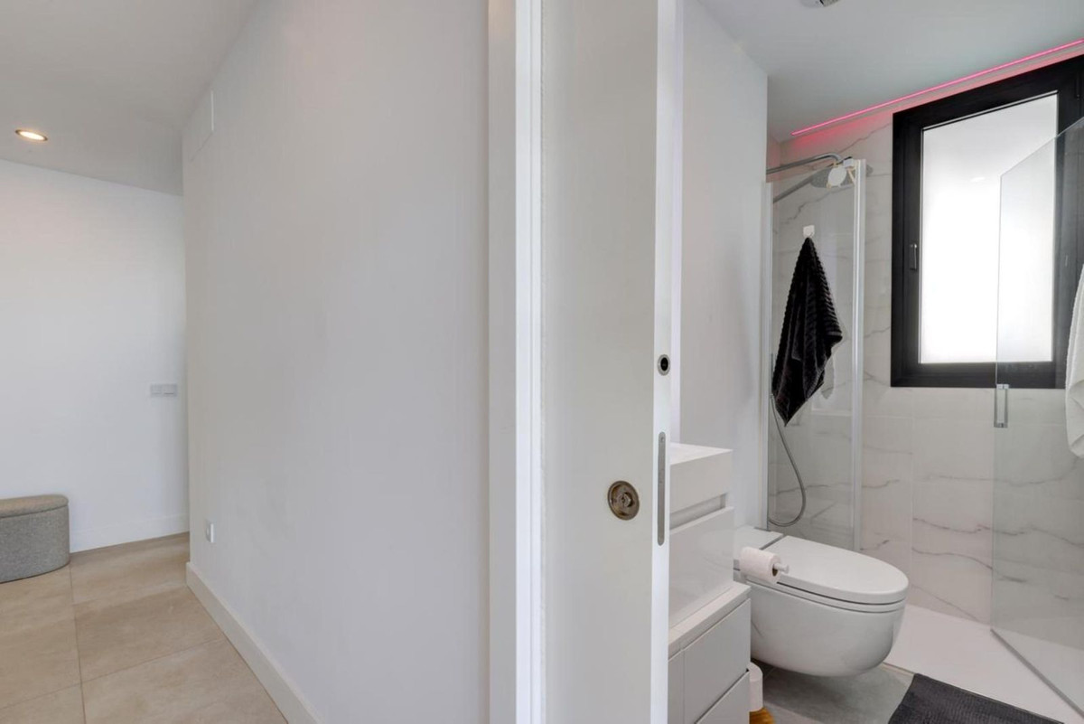 3 Bedroom Penthouse in Estepona - Photo 32