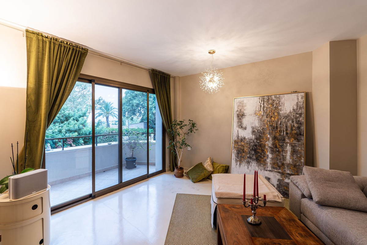 1 Bedroom Apartment in Estepona - Photo 6