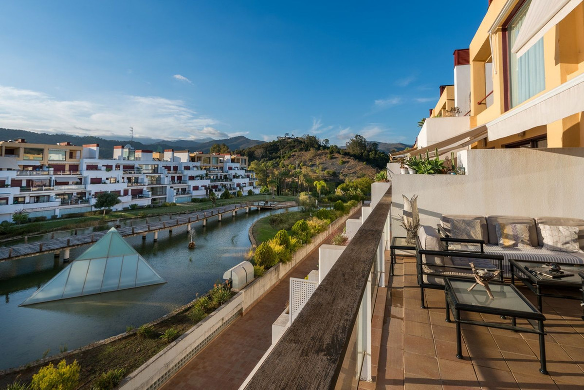 3 Bedroom Penthouse in Benahavís - Photo 46