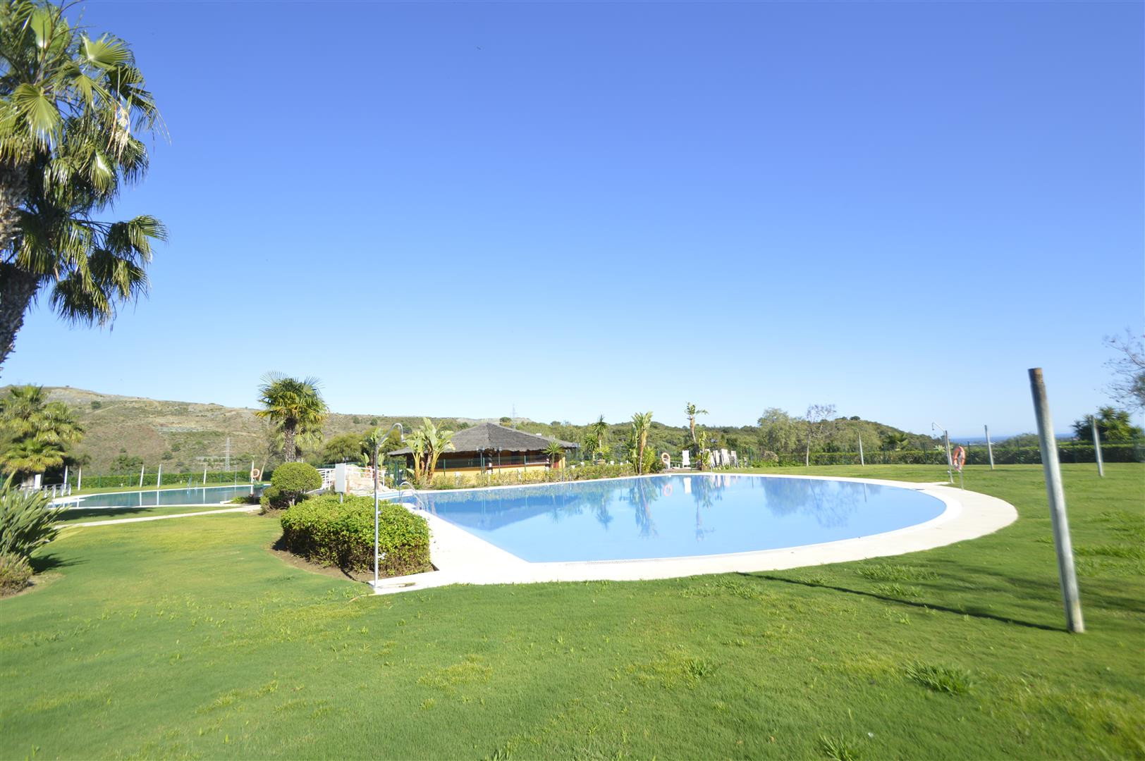 1 Bedroom Apartment in Estepona - Photo 2