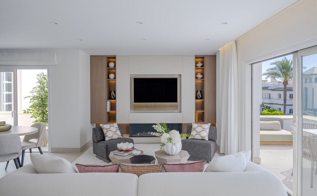3 Bedroom Penthouse in Estepona - Photo 3
