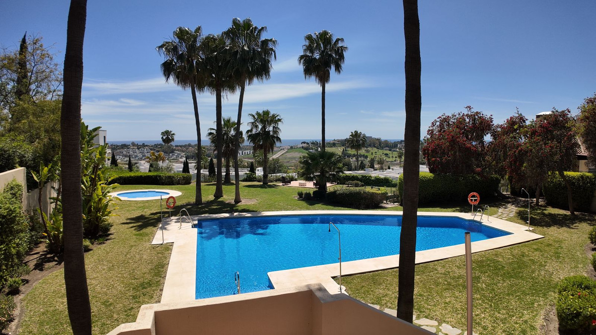 4 Bedroom Townhouse in Benahavís - Photo 4