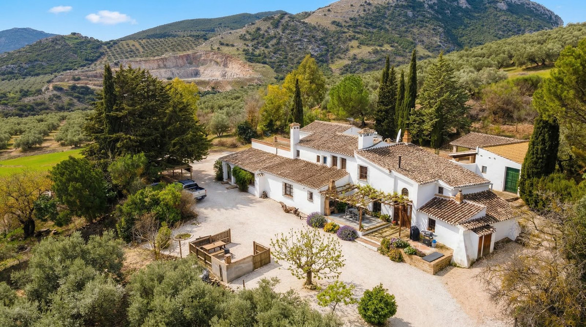 9 Bedroom Country house in Villanueva del Rosario - Photo 2