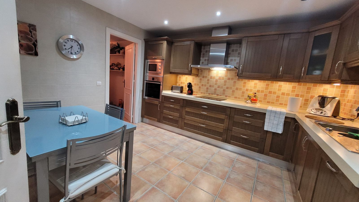 3 Bedroom Apartment in Marbella - Photo 11