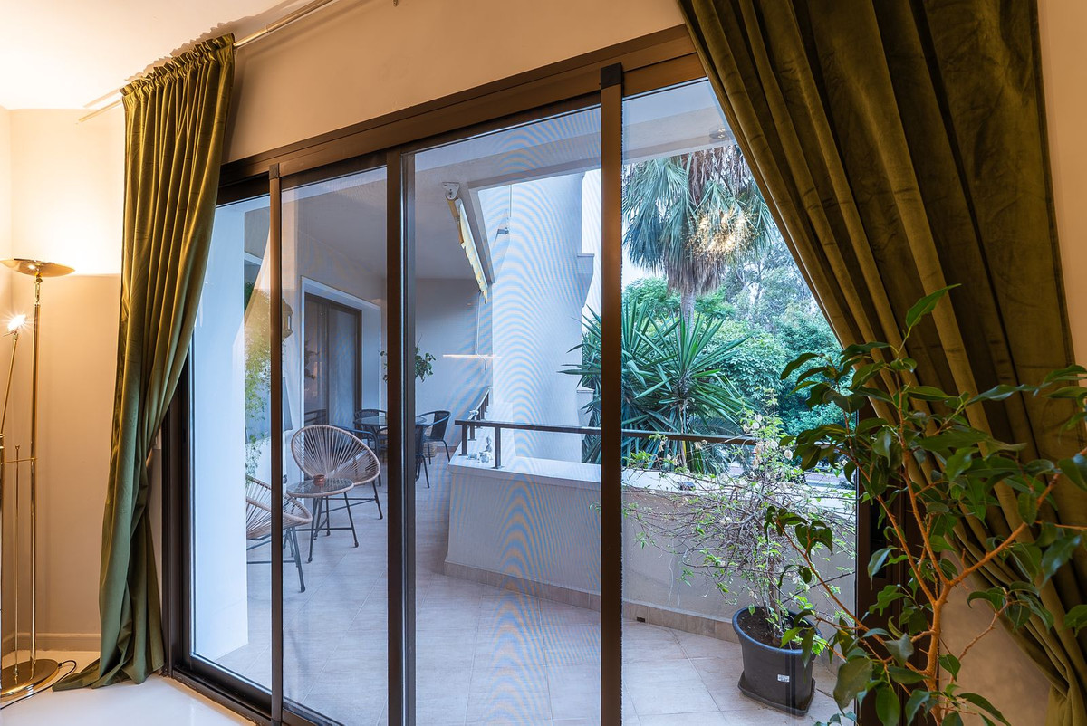 1 Bedroom Apartment in Estepona - Photo 9