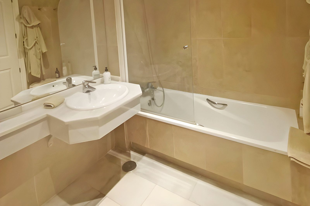 3 Bedroom Apartment in San Pedro de Alcántara - Photo 6