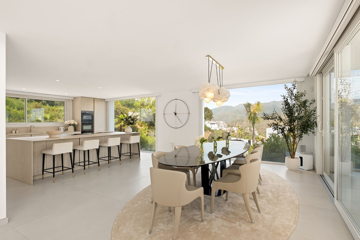 4 Bedroom Villa in Marbella - Photo 19