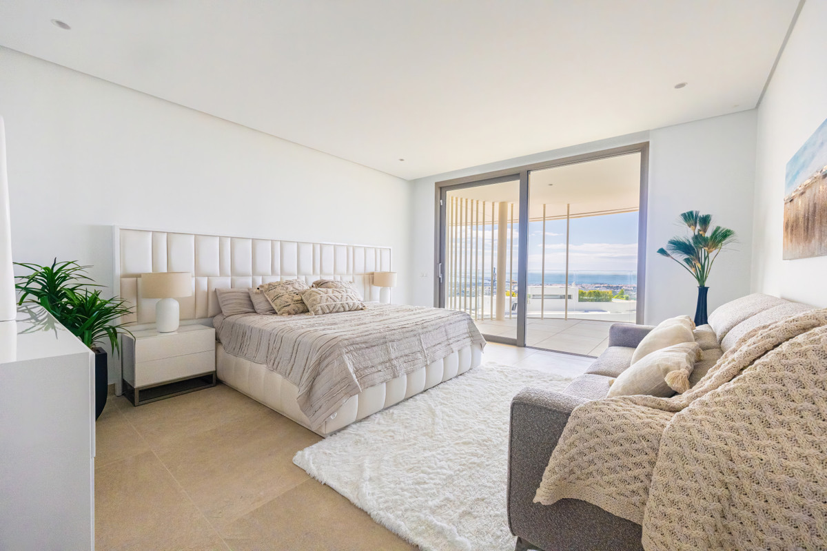 3 Bedroom Apartment in Benahavís - Photo 17