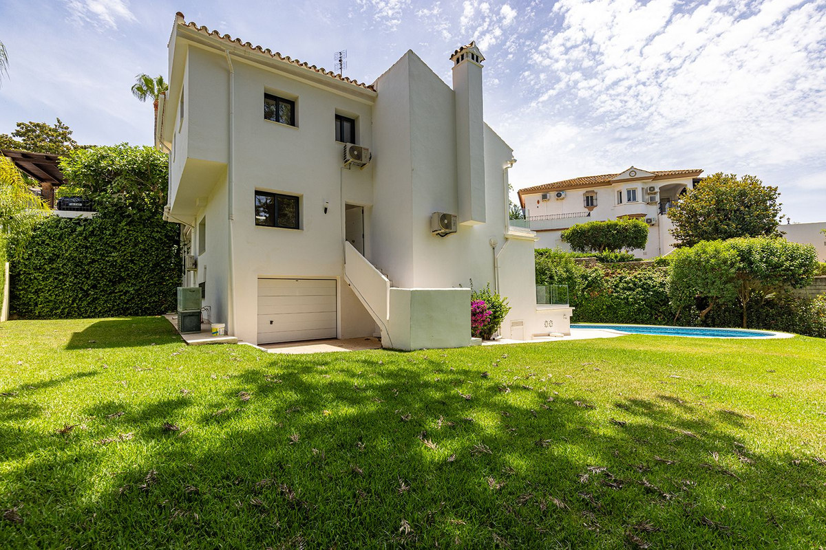 4 Bedroom Villa in Marbella - Photo 5