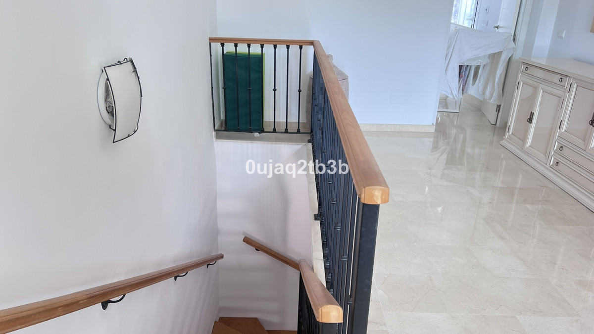 4 Bedroom Apartment in Marbella - Photo 18