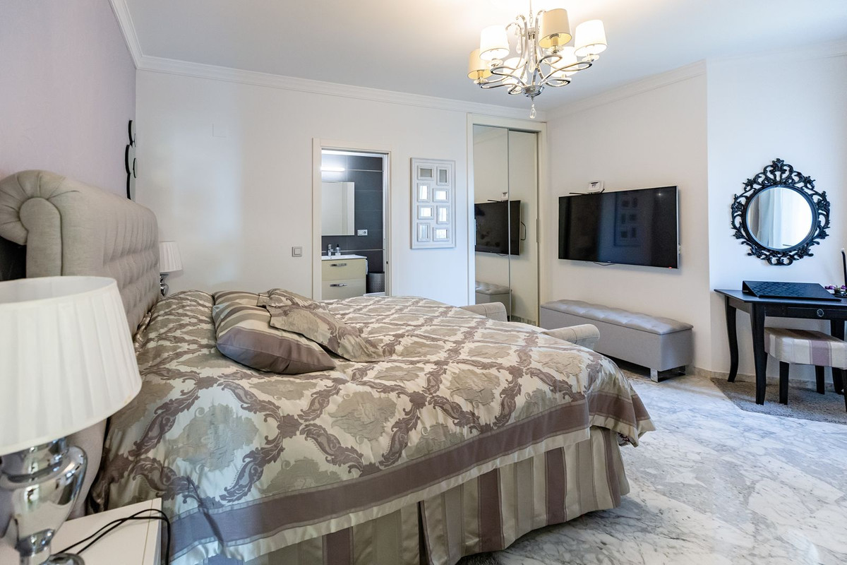 3 Bedroom Apartment in Benalmádena - Photo 16