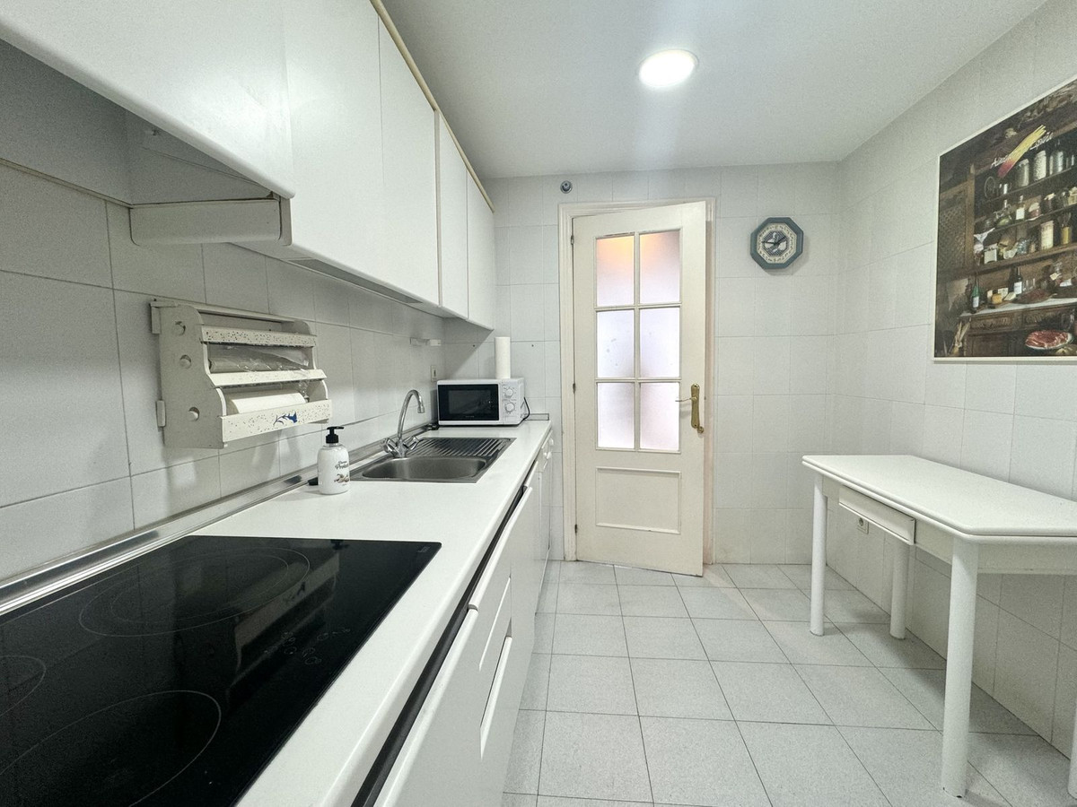 3 Bedroom Apartment in Estepona - Photo 9