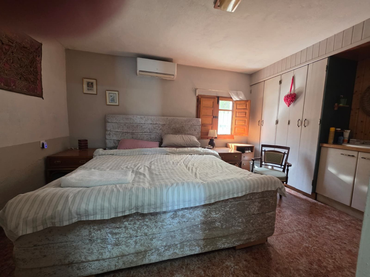 4 Bedroom Country house in Guaro - Photo 17