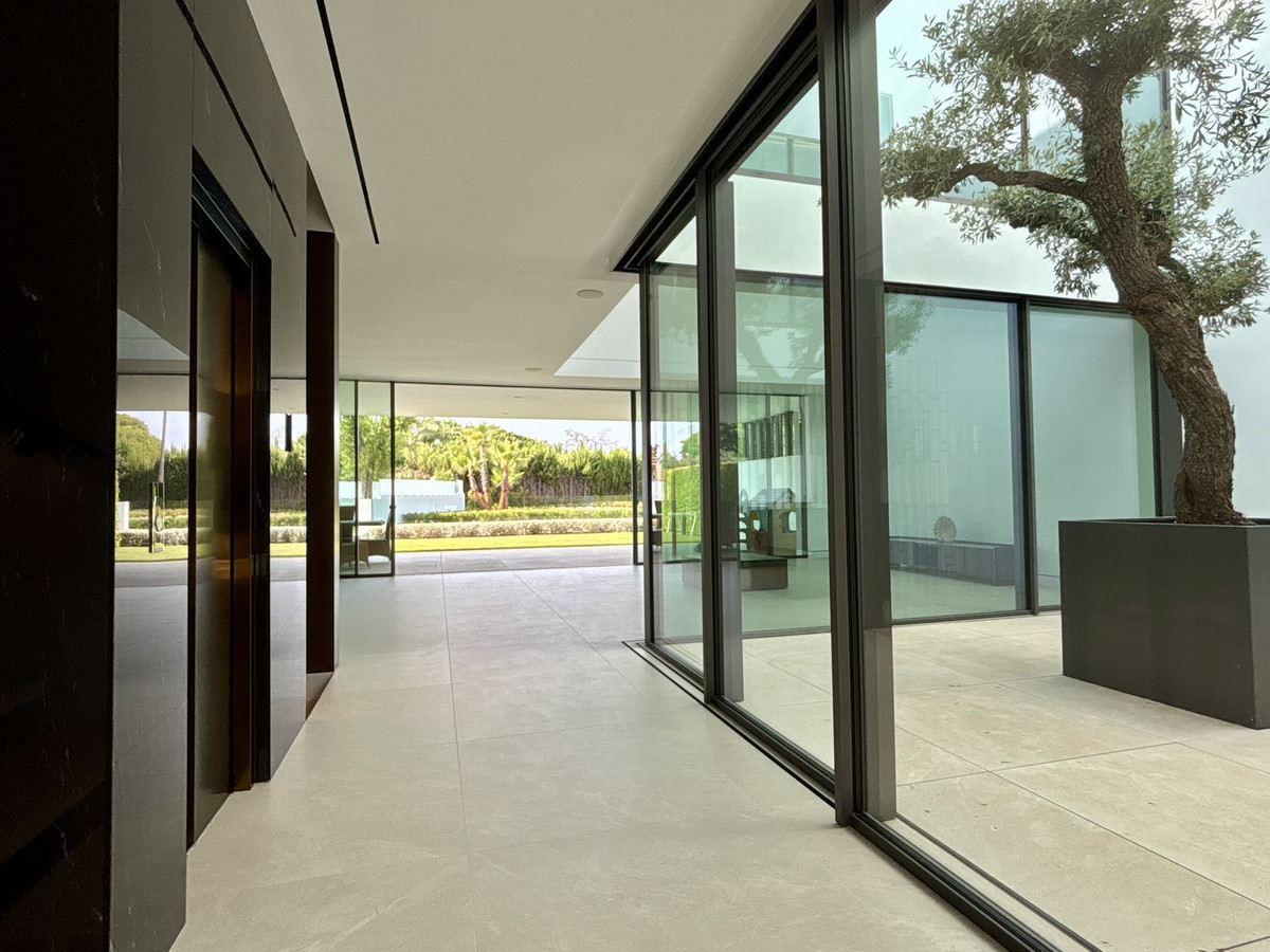 4 Bedroom Villa in Marbella - Photo 13