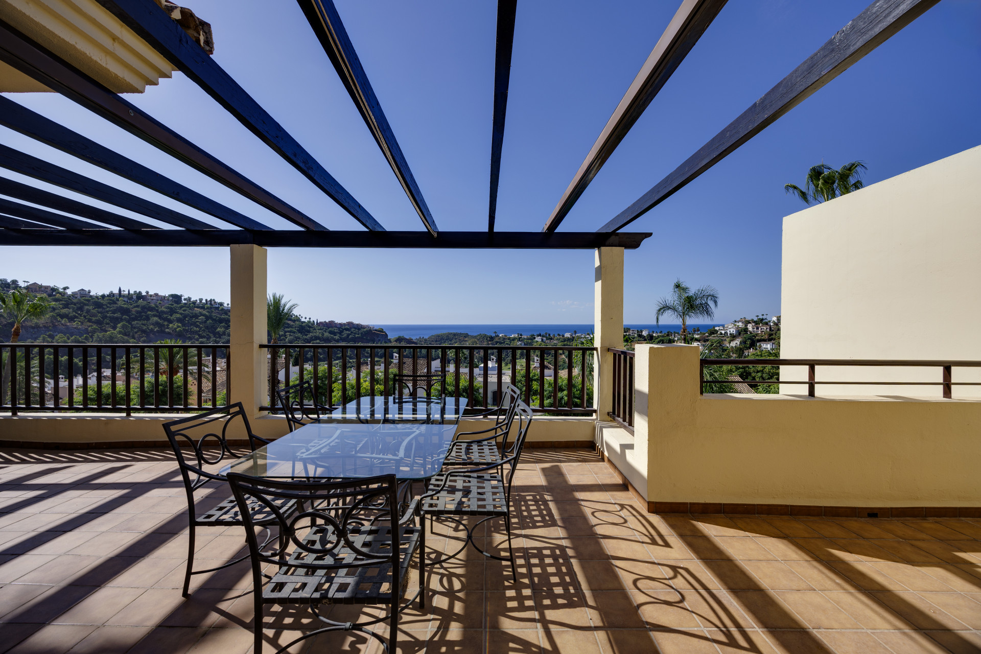 3 Bedroom Penthouse in Benahavís - Photo 3