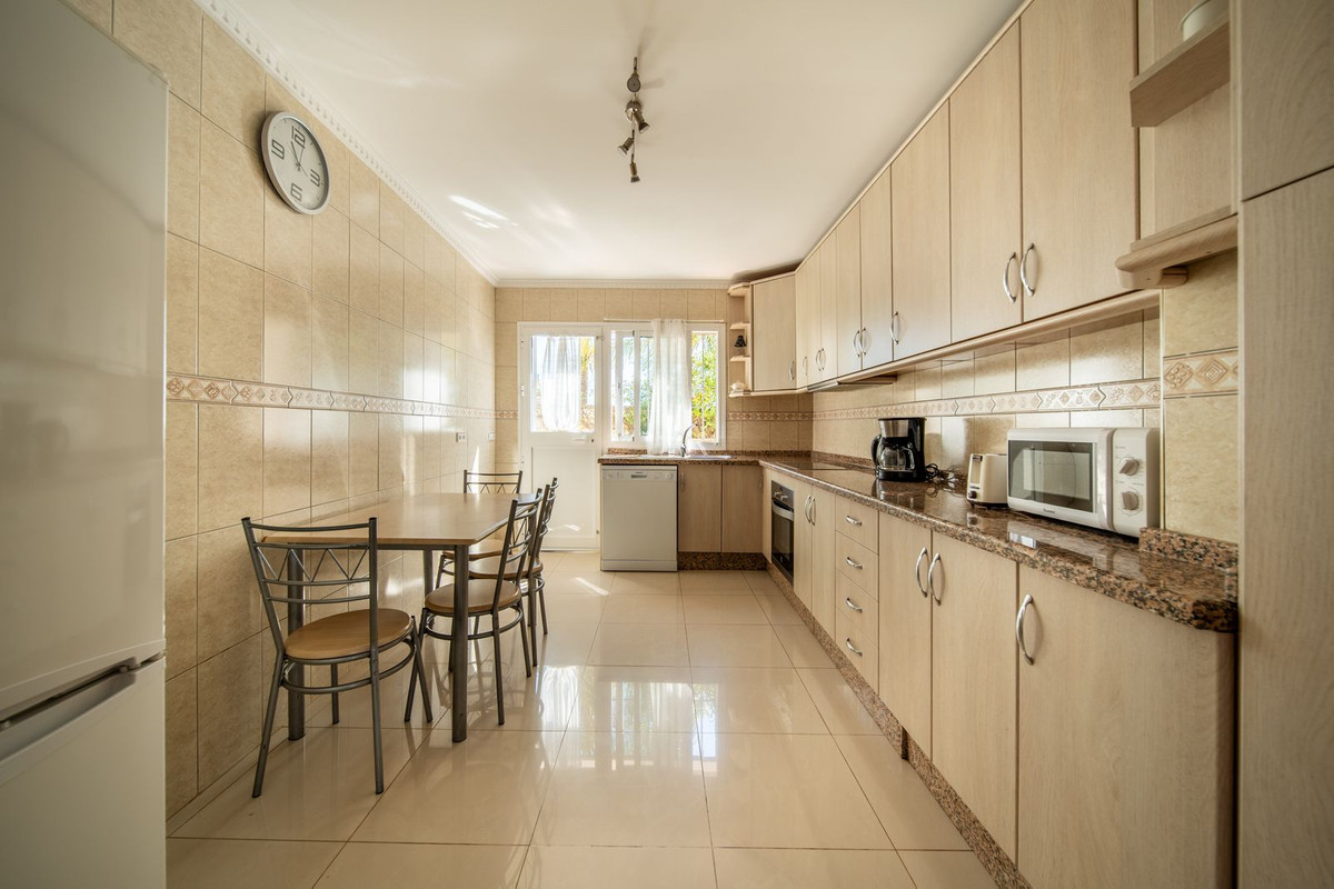 4 Bedroom Villa in Fuengirola - Photo 8