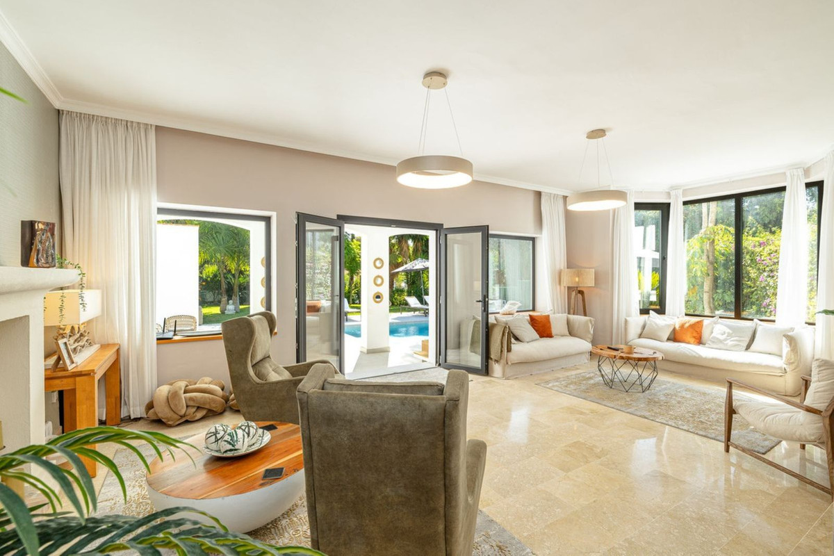 5 Bedroom Villa in Estepona - Photo 2
