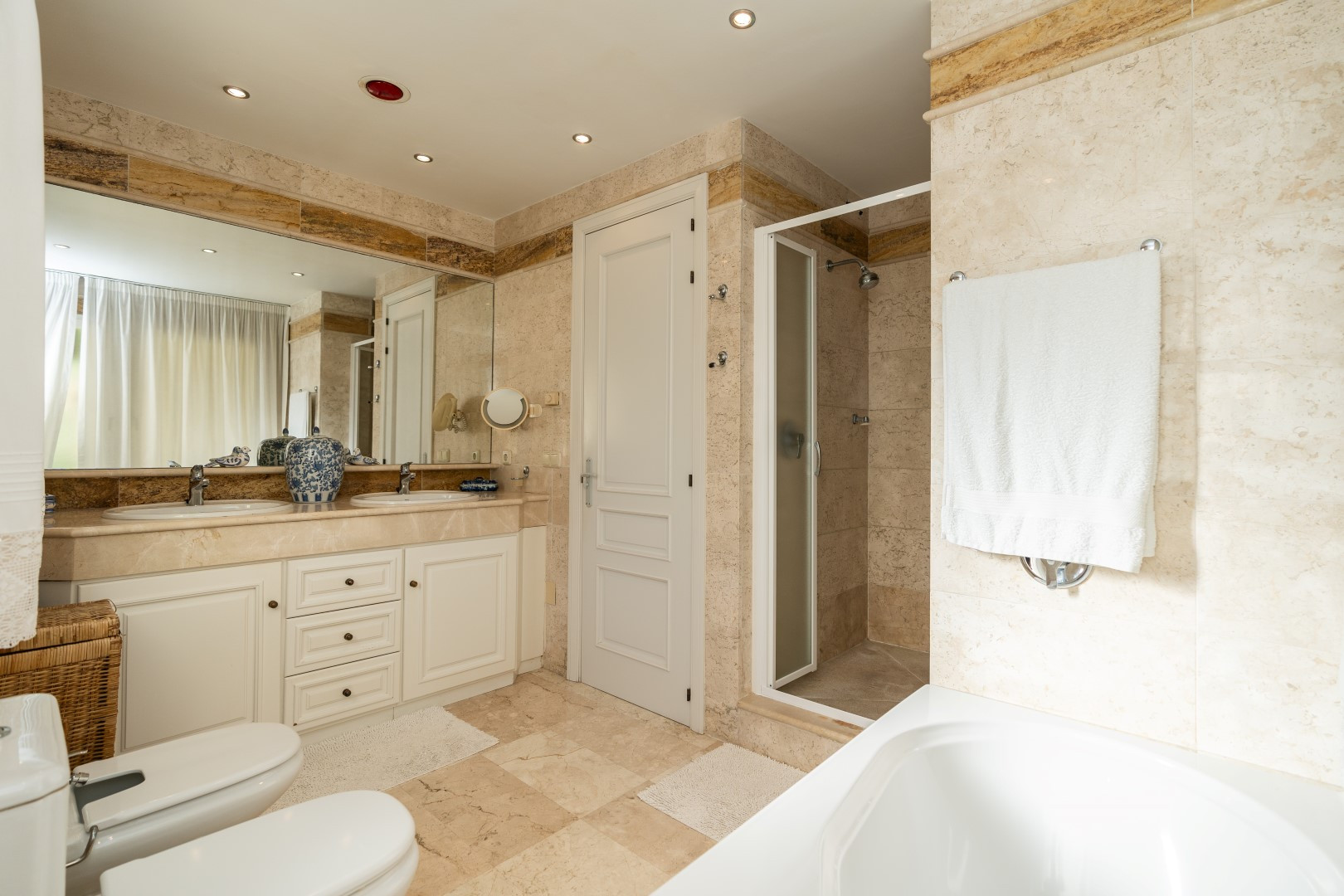 3 Bedroom Apartment in Marbella - Photo 25