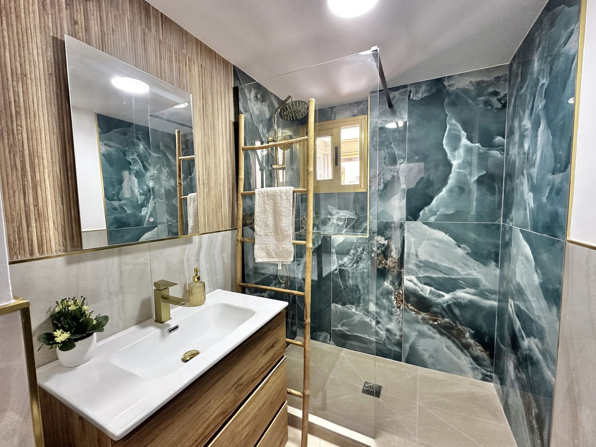 2 Bedroom Apartment in Fuengirola - Photo 5