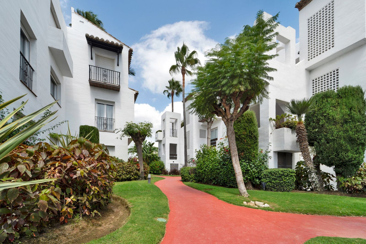 2 Bedroom Apartment in Estepona - Photo 19
