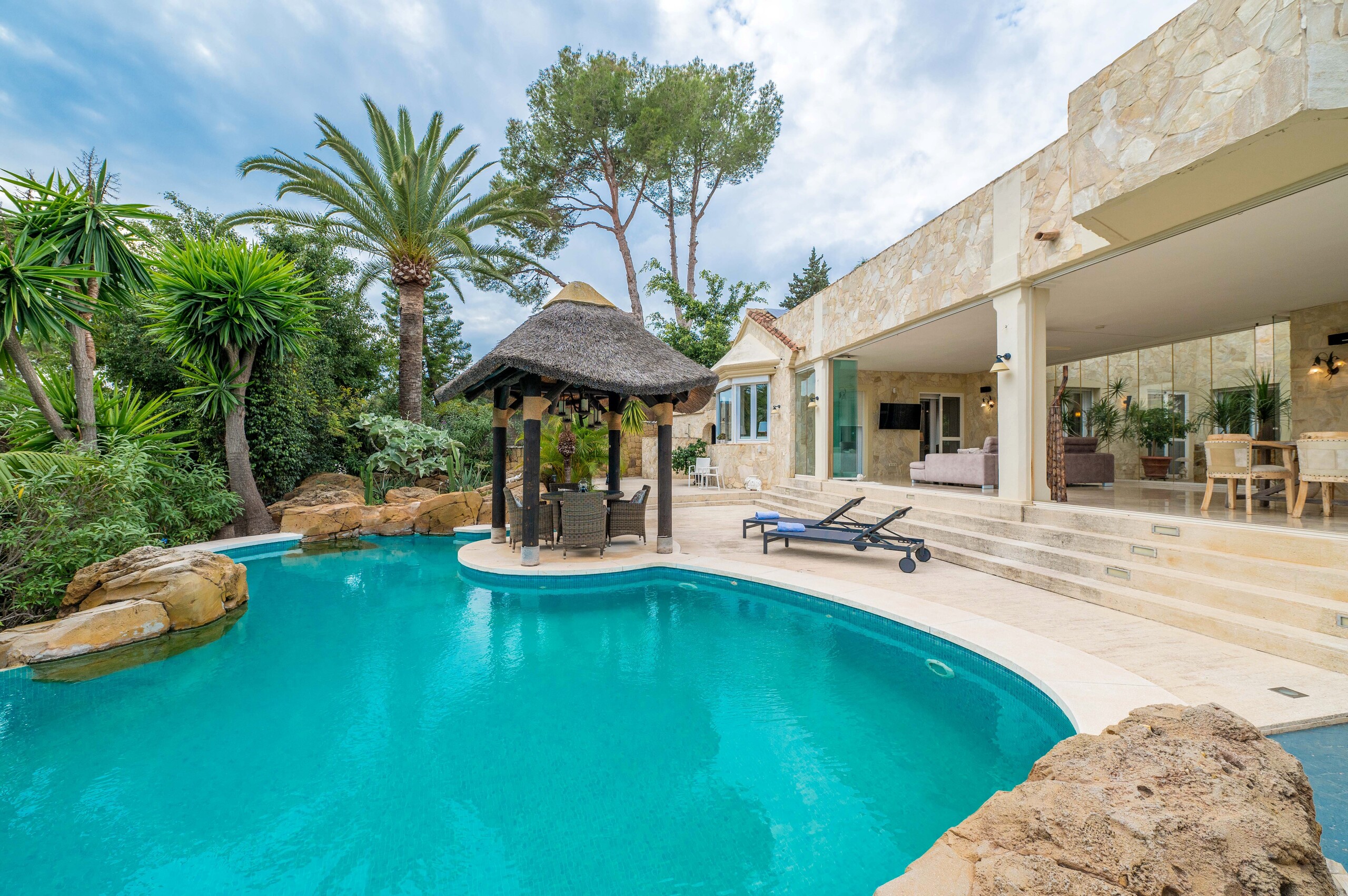 5 Bedroom Villa in Marbella - Photo 2