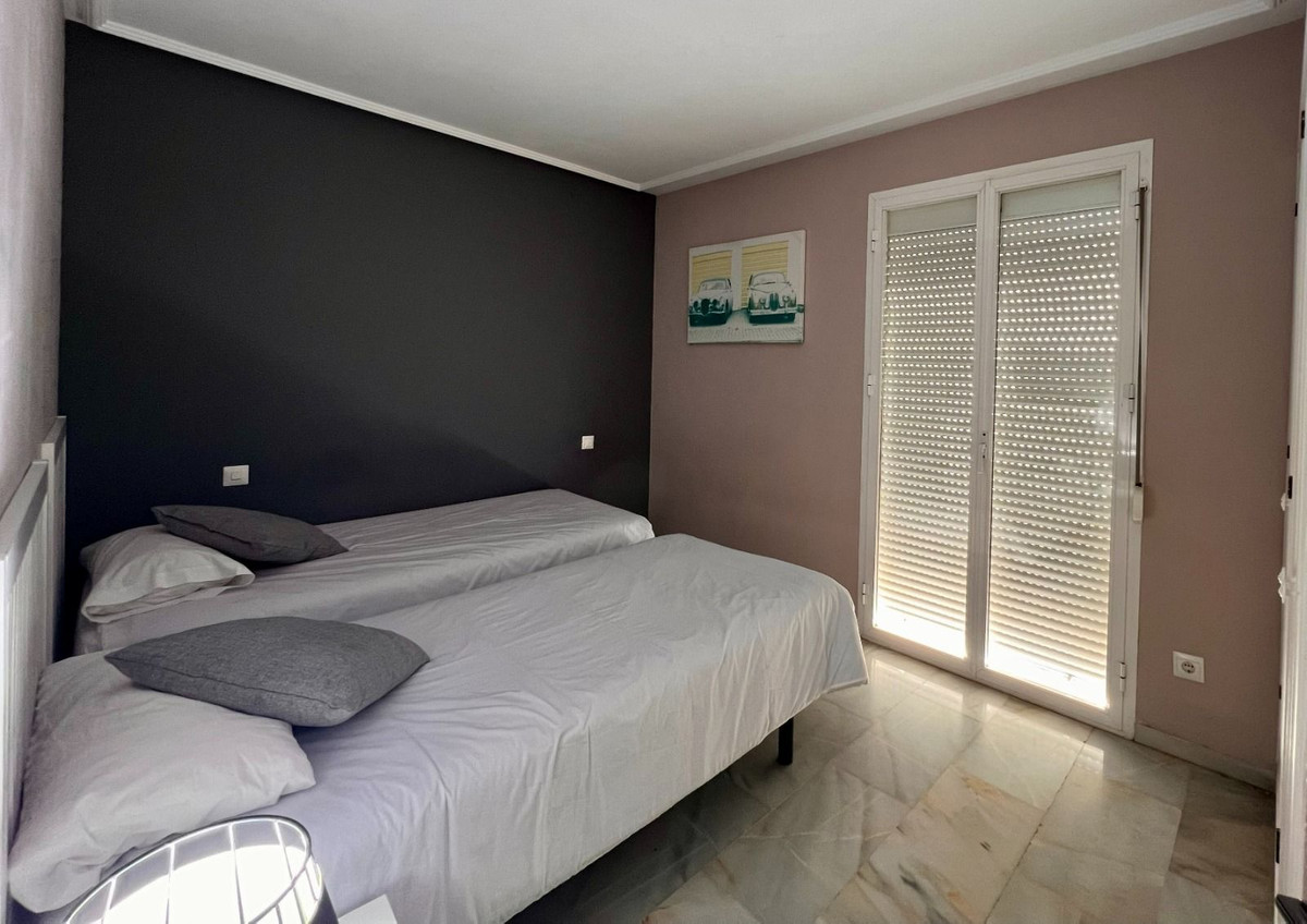 3 Bedroom Penthouse in Estepona - Photo 18