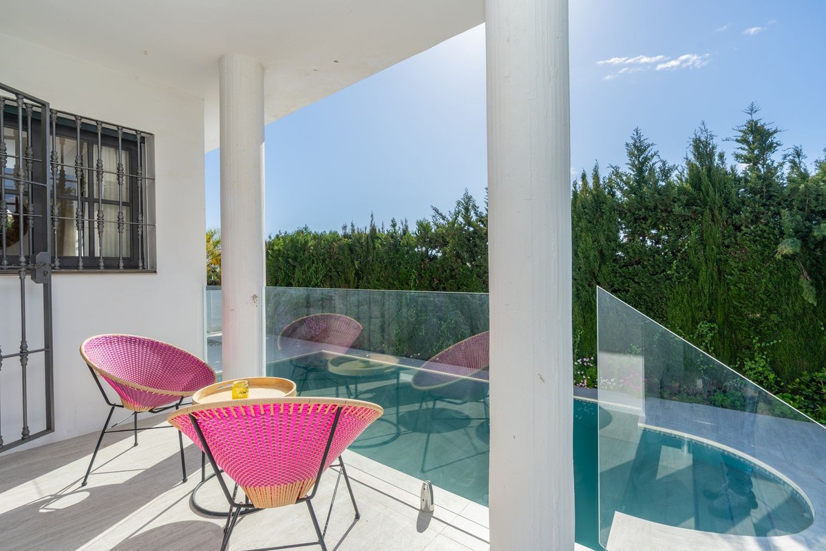 5 Bedroom Villa in Estepona - Photo 2