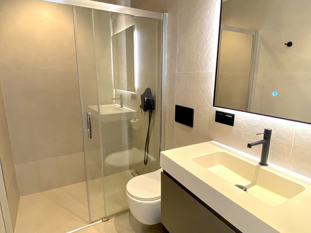 4 Bedroom Townhouse in Benahavís - Photo 26