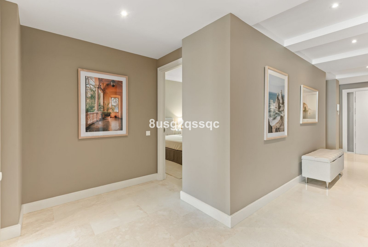 2 Bedroom Apartment in Estepona - Photo 27