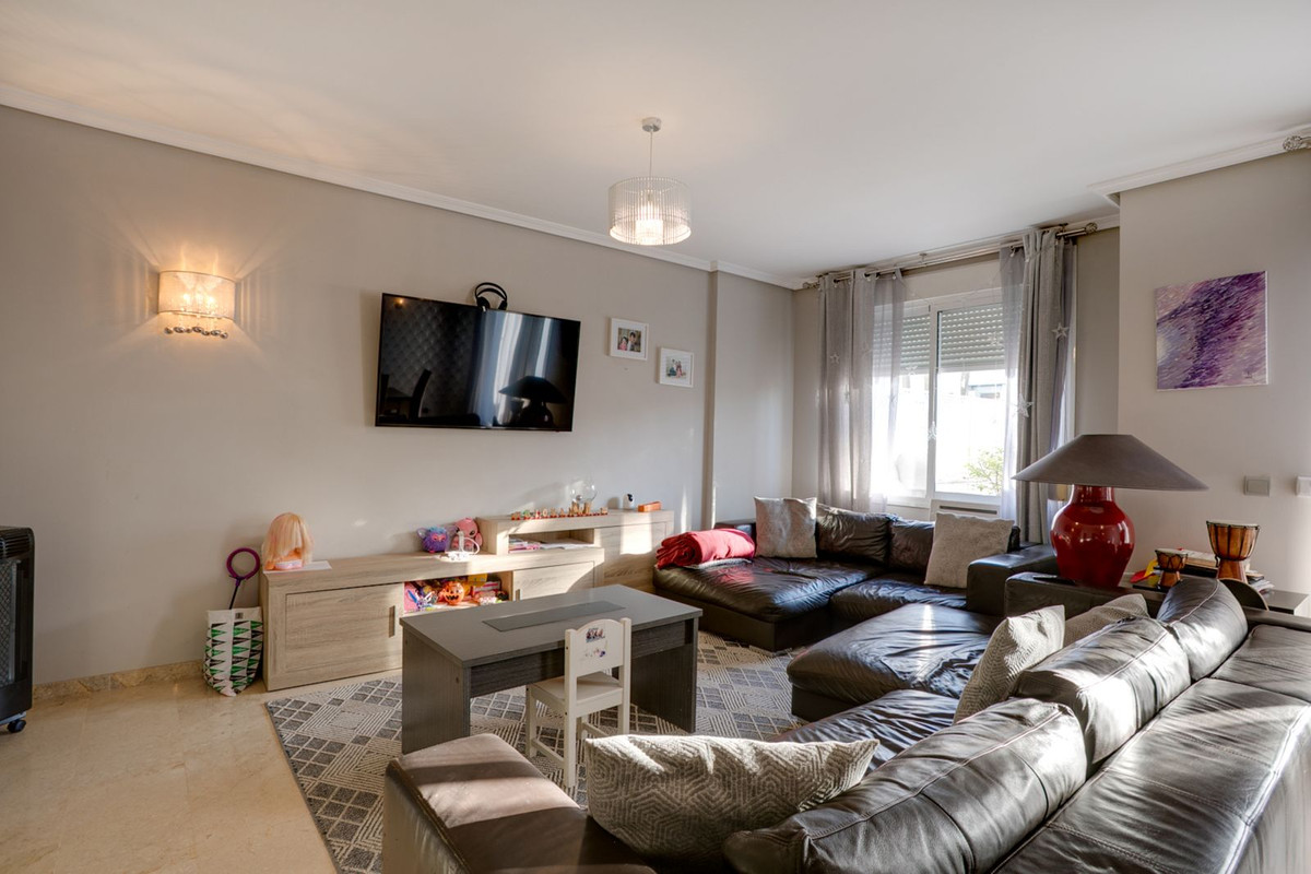 5 Bedroom Townhouse in Estepona - Photo 5