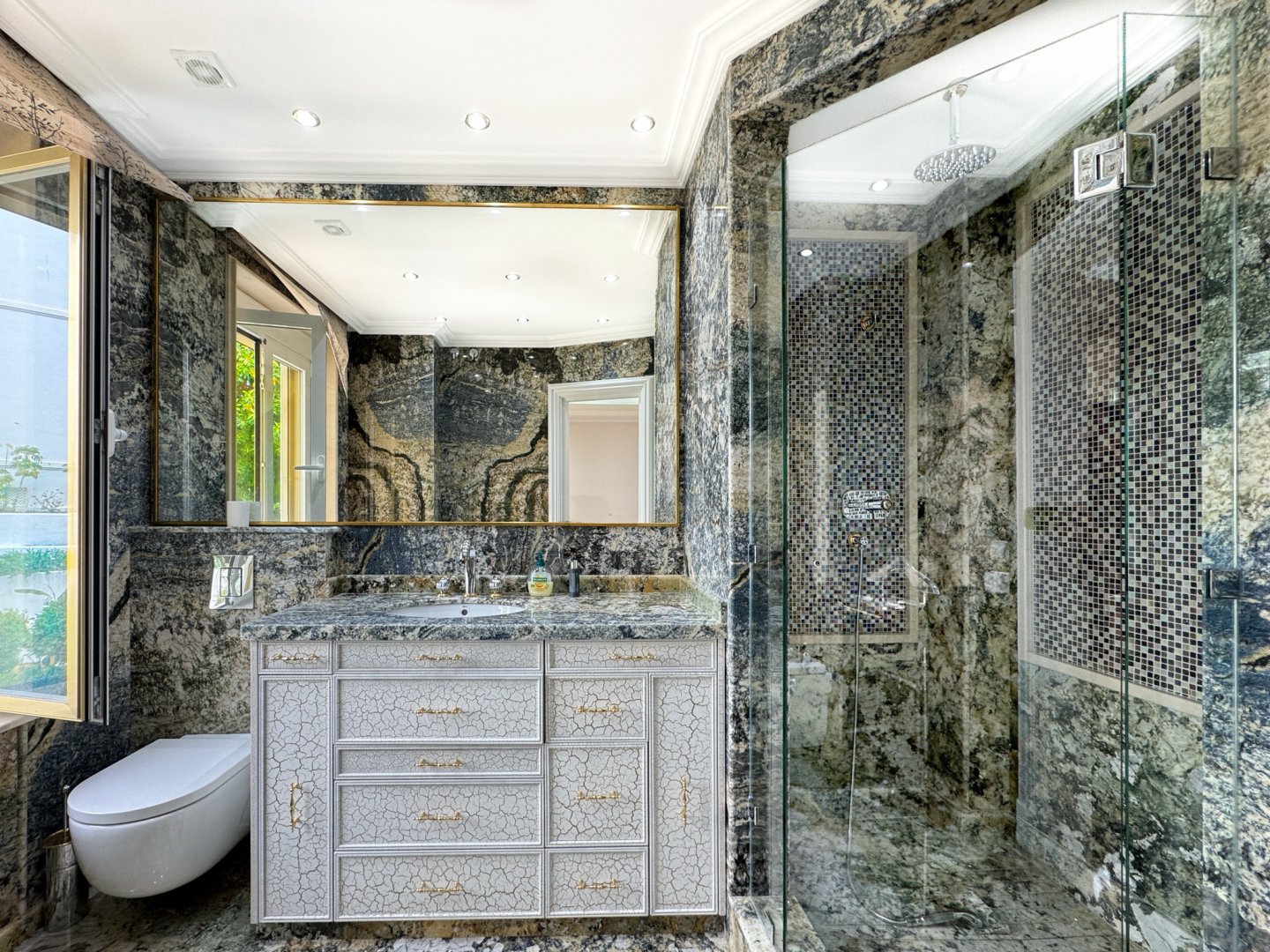2 Bedroom Apartment in Marbella - Photo 5