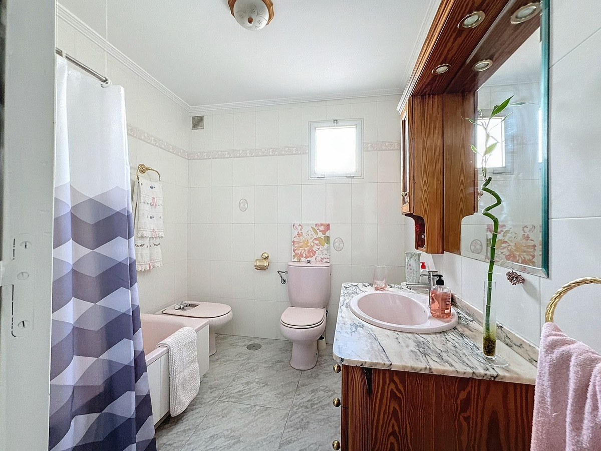 5 Bedroom Villa in Estepona - Photo 18