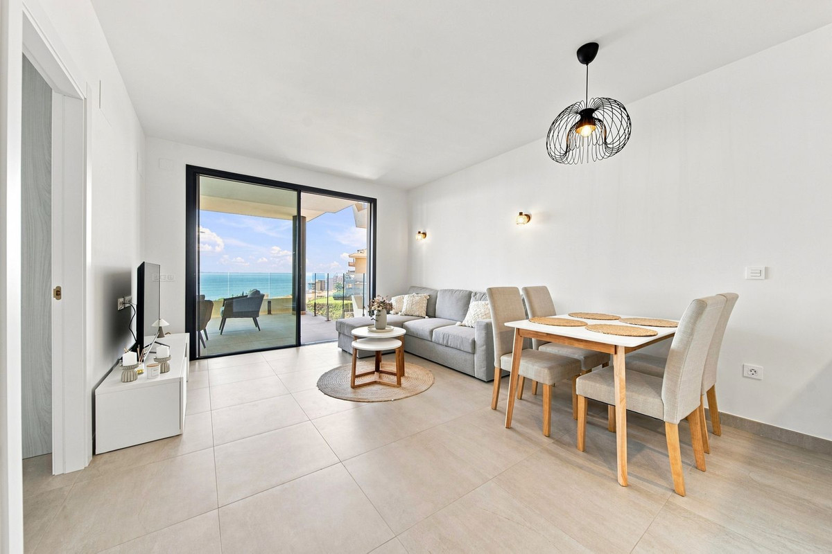 2 Bedroom Apartment in Fuengirola - Photo 5