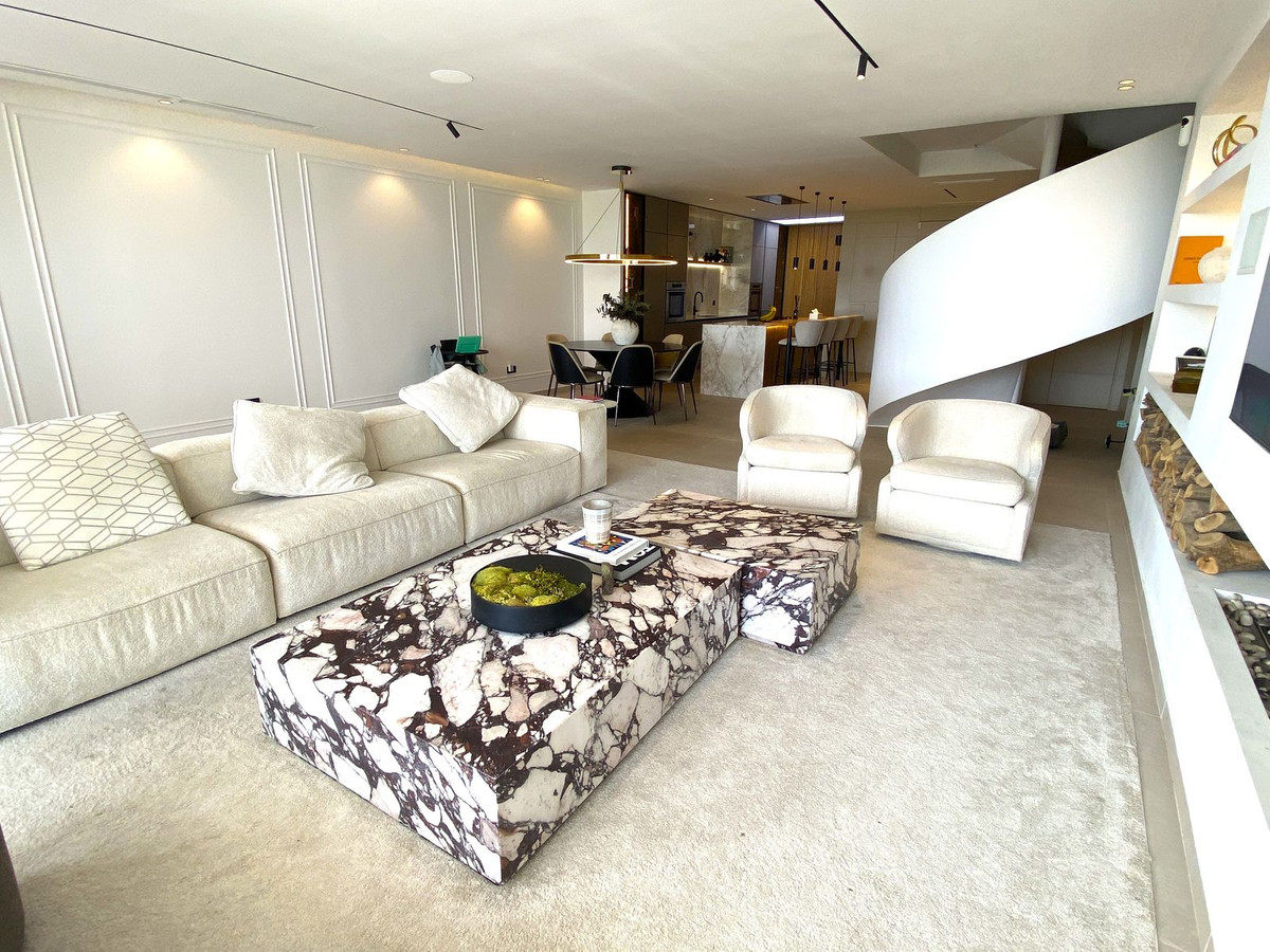 4 Bedroom Townhouse in Benahavís - Photo 7