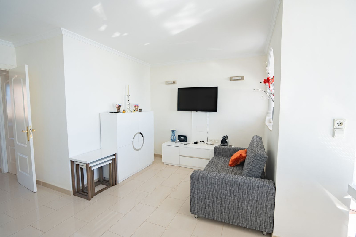 2 Bedroom Apartment in Fuengirola - Photo 11