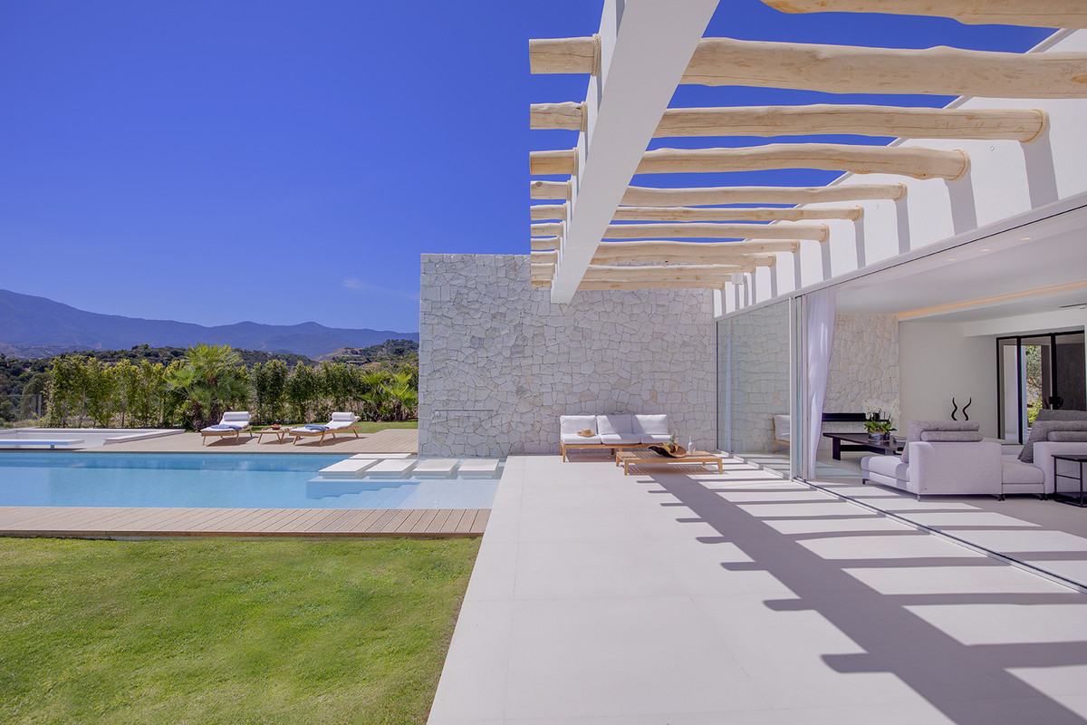 5 Bedroom Villa in Estepona - Photo 8