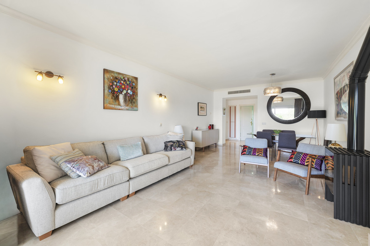 3 Bedroom Apartment in Benahavís - Photo 8