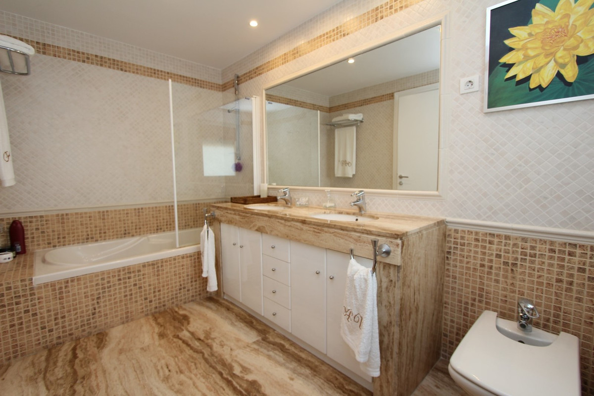6 Bedroom Villa in San Pedro de Alcántara - Photo 16