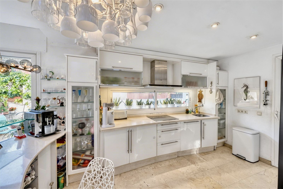 4 Bedroom Villa in Estepona - Photo 37