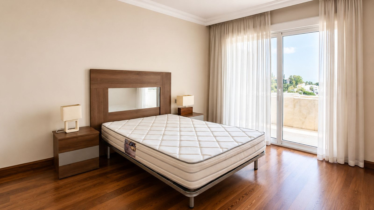 Piso de 4 dormitorios con piscina en Málaga – Foto 22