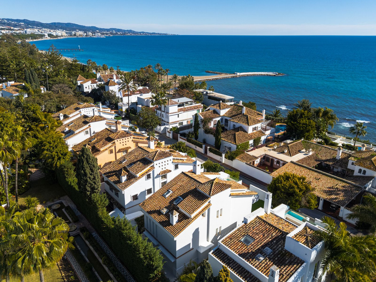 4 Bedroom Villa in Marbella - Photo 31